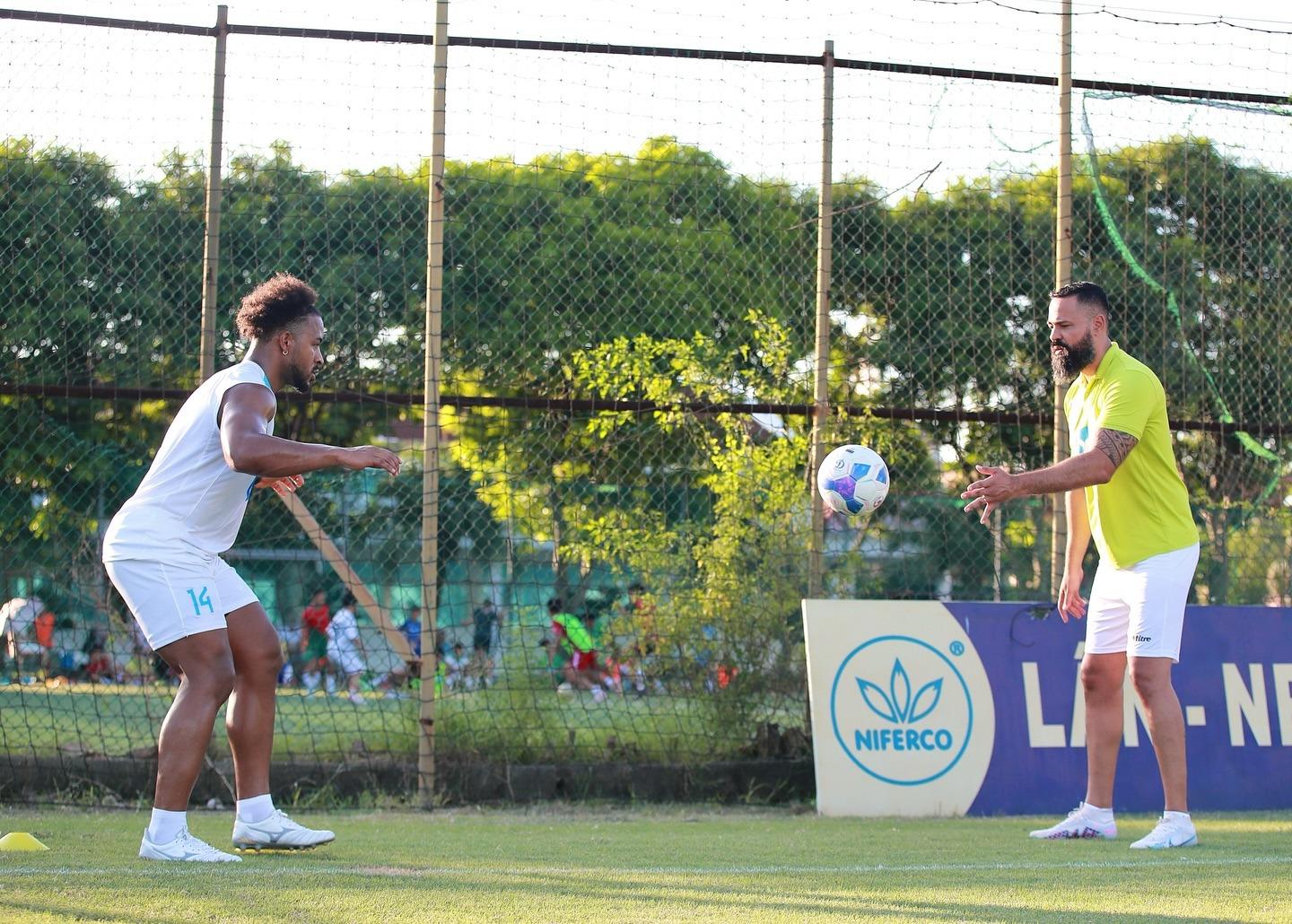 Xuân Son tập luyện cùng chuyên gia vật lý trị liệu Dilson Neto mới của Nam Định