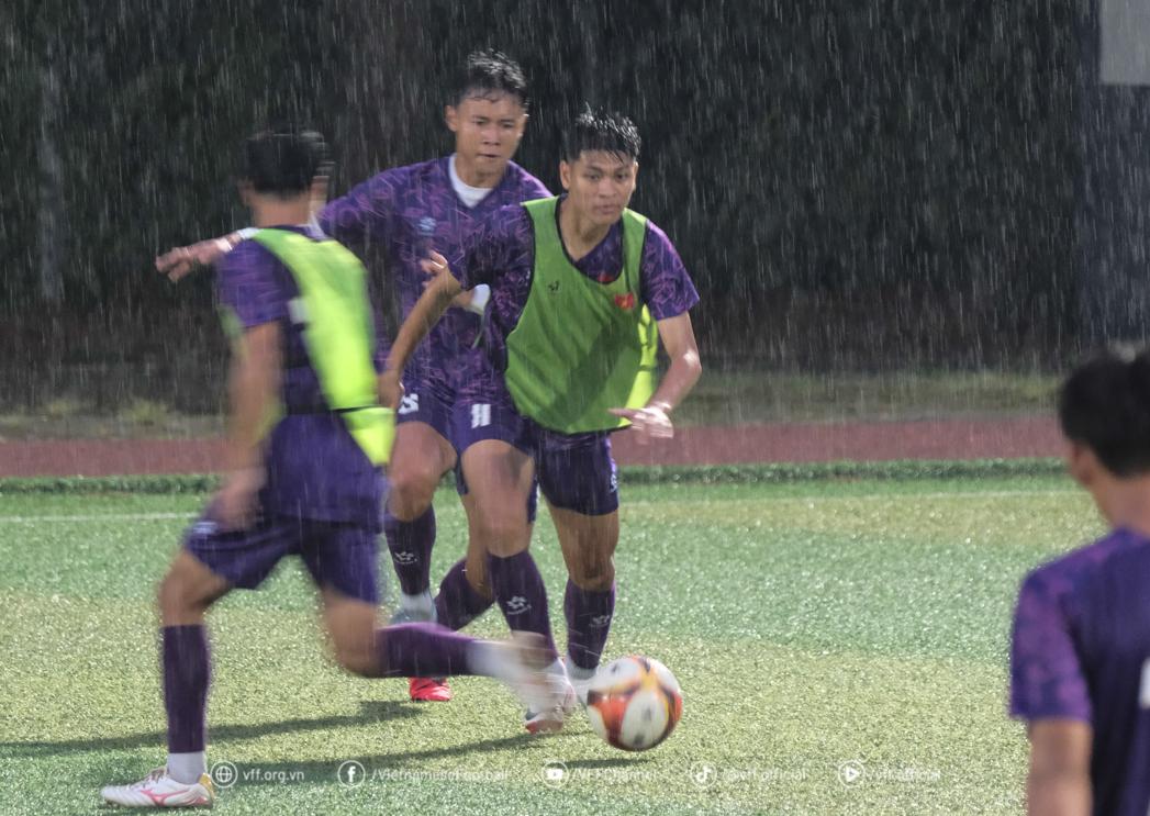 U18 Việt Nam đội mưa tập luyện tại Seoul, Hàn Quốc