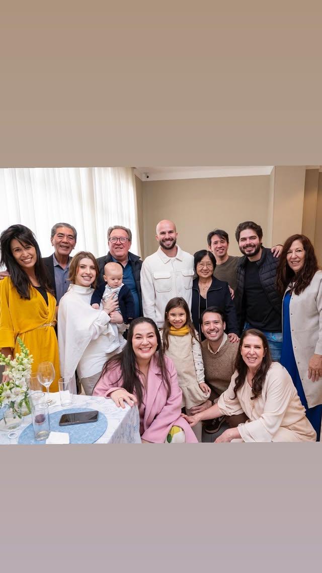 Joao Figueiredo (áo trắng, giữa) đăng tải hình ảnh chứng minh có nguồn gốc Malaysia